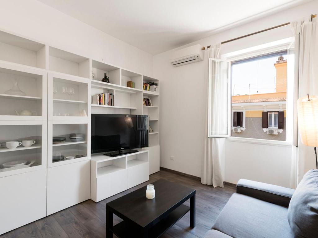 - un salon avec un canapé et une télévision dans l'établissement Apartment Pratolina by Interhome, à Rome
