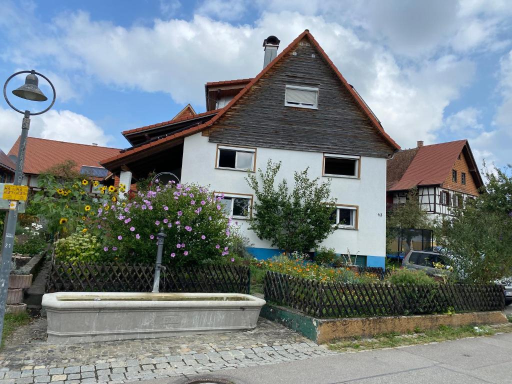 uma casa branca com flores à frente em Am Brunnen em Überlingen