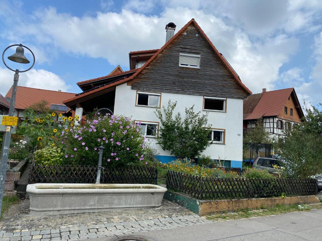 a white house with flowers in front of it at Am Brunnen in Überlingen