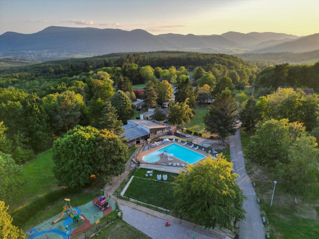 uma vista aérea de uma casa com piscina em Hôtel parc & spa Les cigognes em Albé
