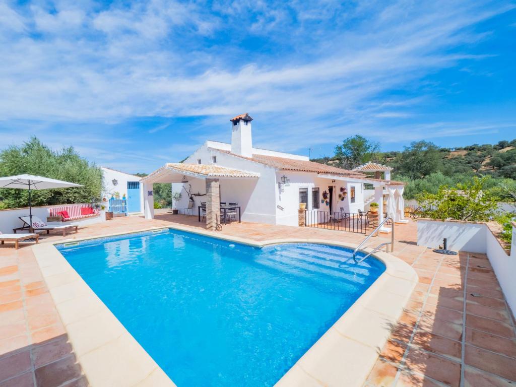 Villa con piscina frente a una casa en Cubo's Casa Rural Mar Verde, en Adamuz