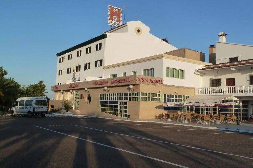 uma carrinha branca estacionada em frente a um edifício em Hotel Brasa em Elvas