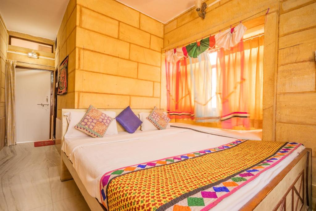 Postel nebo postele na pokoji v ubytování Hotel Classic Jaisalmer