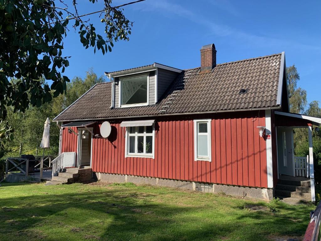 una casa roja con techo de gambrel en Haus Lasse en Immeln