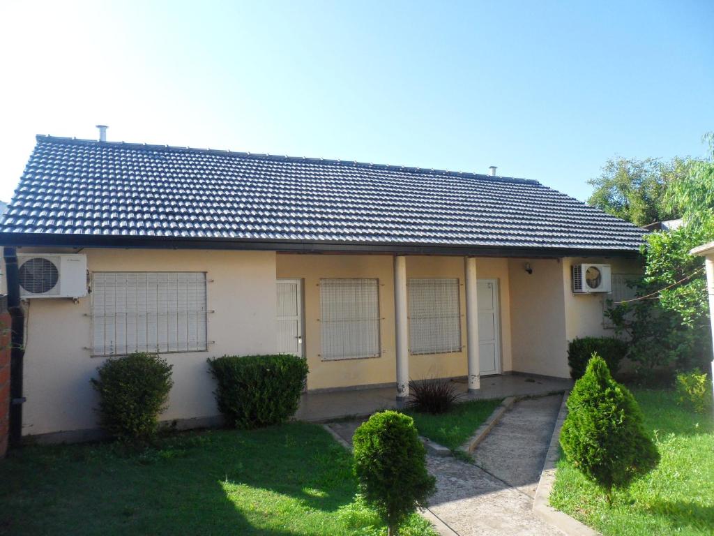 a small white house with a roof at Perick Termas in Colón