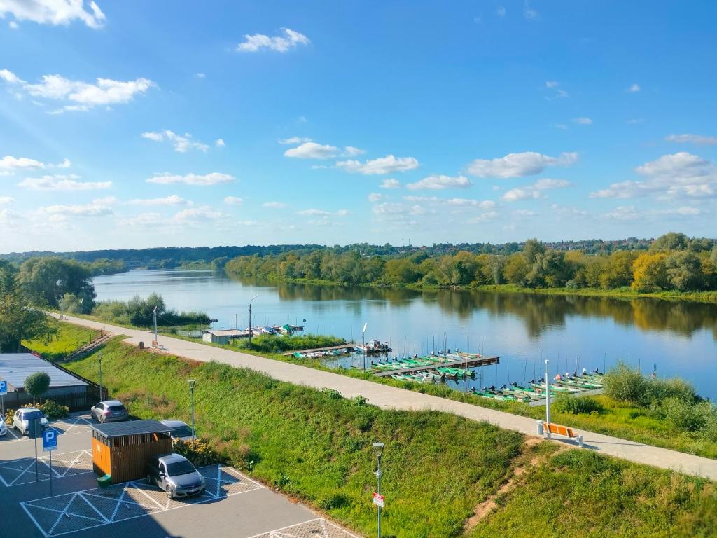 une vue aérienne sur une rivière avec un port de plaisance dans l'établissement Apartament z pięknym widokiem, à Nowy Dwór Mazowiecki