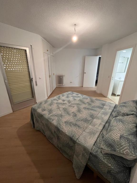 Un dormitorio con una cama en el medio. en Mars Suites Alondra en Madrid