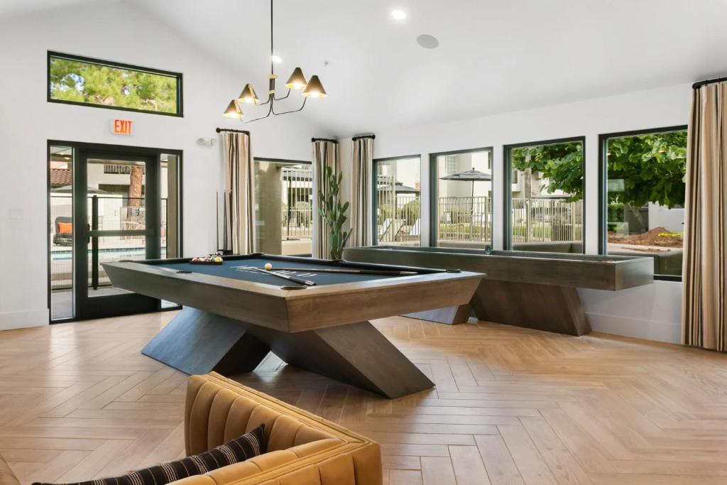 uma sala de bilhar com uma mesa de bilhar e janelas em Spacious Modern Apartments at Hideaway North Scottsdale close to Kierland Commons em Scottsdale