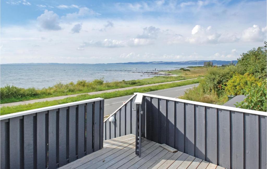 エーベルトフトにあるStunning Home In Ebeltoft With 2 Bedrooms And Wifiの海の景色を望むバルコニー