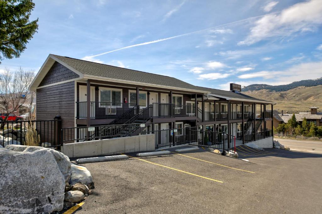 Roosevelt Hotel & Cabins - Yellowstone photo