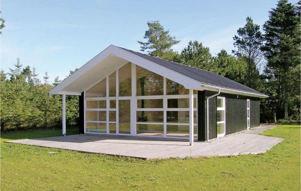 een grote kas met een schuin dak op een veld bij Cozy Home In Hadsund With Wifi in Haslevgårde