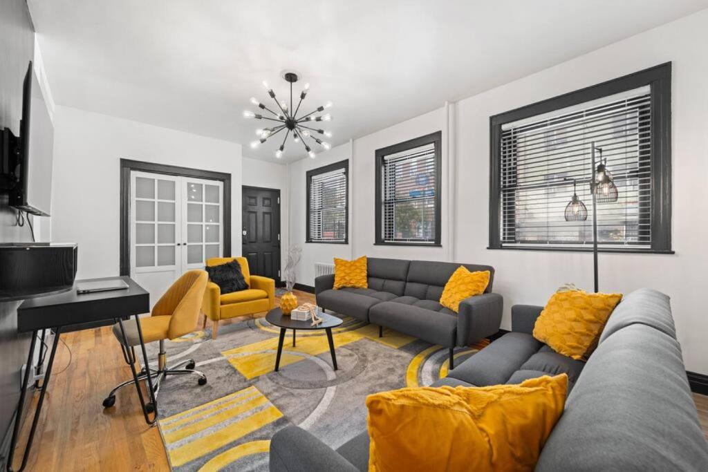 uma sala de estar com um sofá e uma mesa em Cozy 3BR Brooklyn Artisan Loft em Brooklyn
