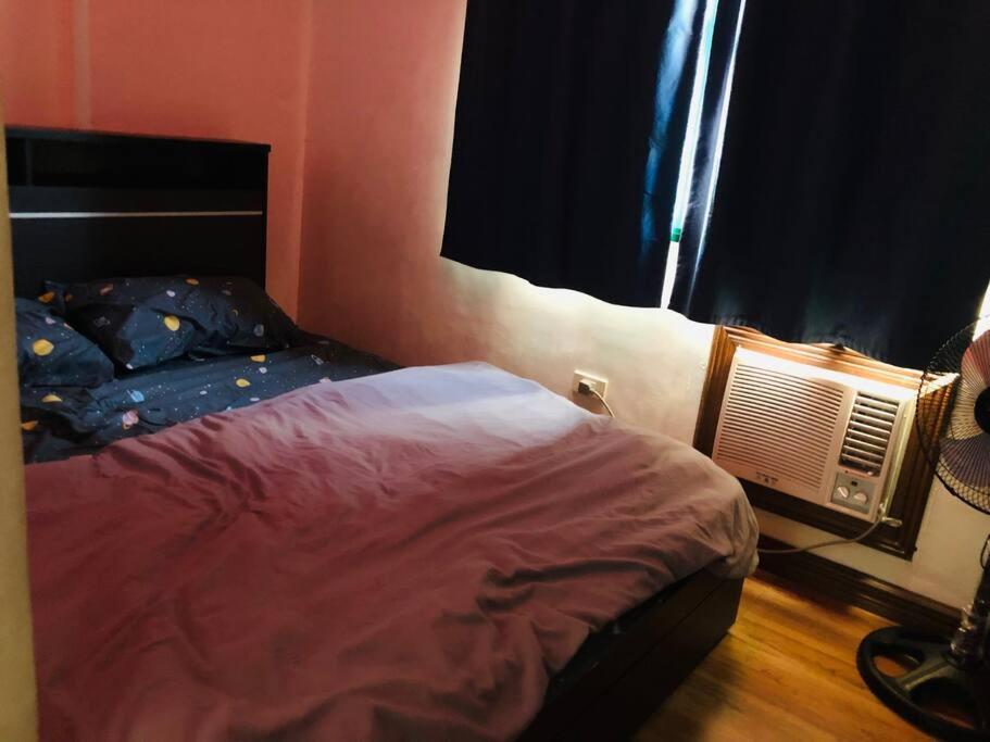 מיטה או מיטות בחדר ב-(629) near airport and queen size bed condominium