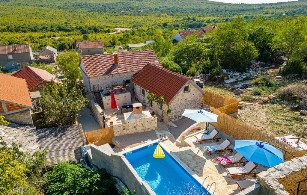 una vista aérea de una casa con piscina en 3 Bedroom Lovely Home In Bruska, en Donja Bruška