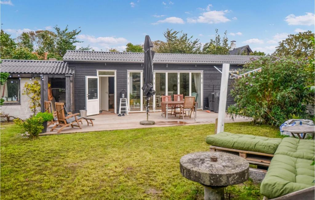 un jardin avec une terrasse et une maison dans l'établissement Nice Home In Anholt With Wifi, à Anholt