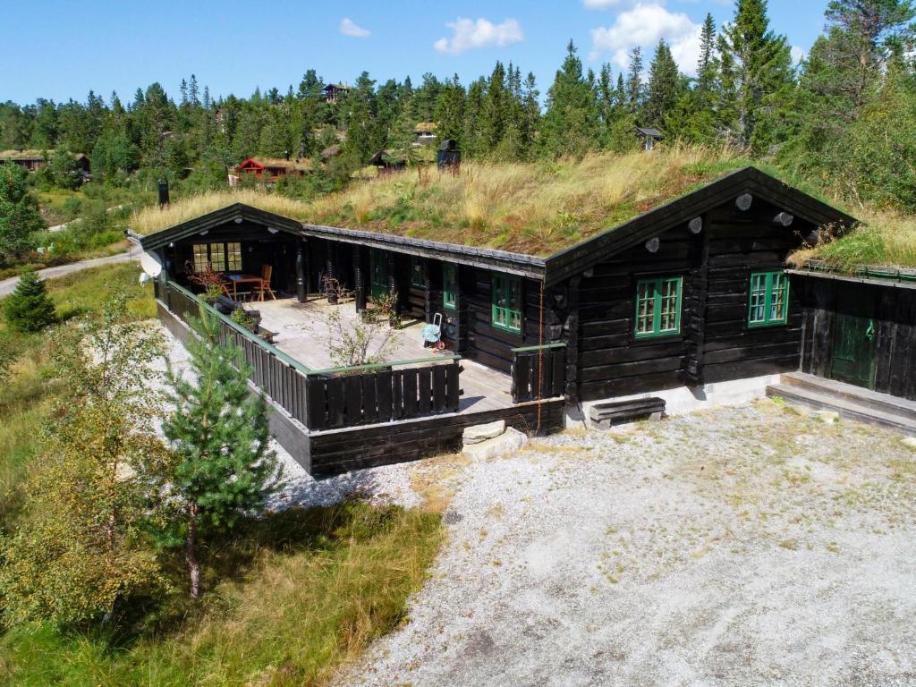 uma imagem de uma cabana de madeira com um telhado de relva em Chalet Josteinbu by Interhome em Kyrkjebygdi