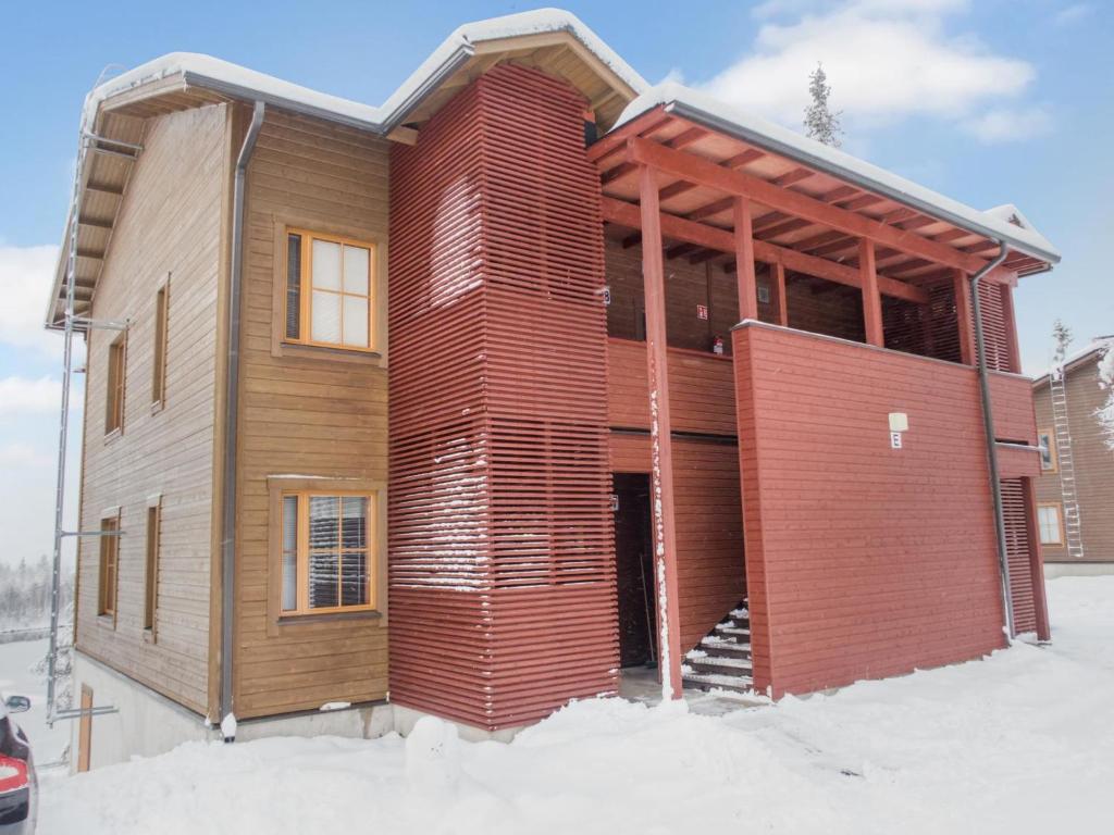 una casa è in costruzione nella neve di Holiday Home Länsirinne e 19 by Interhome a Ruka