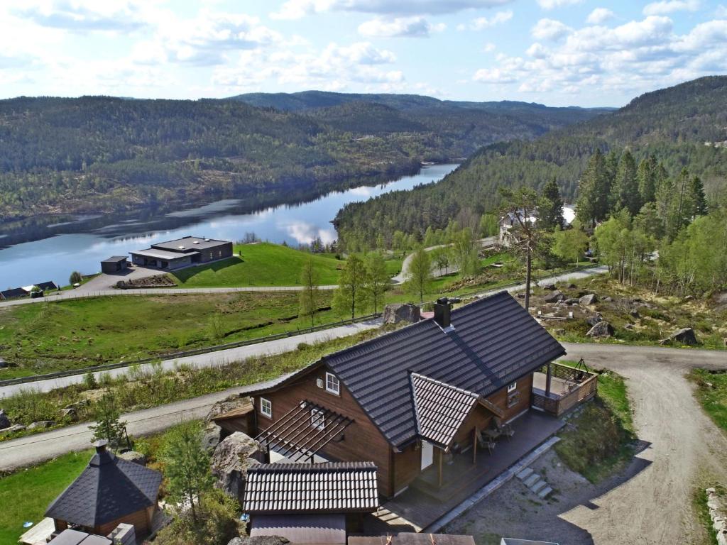 una vista aérea de una casa con un lago en Chalet Fjellkos - SOW146 by Interhome en Fossdal
