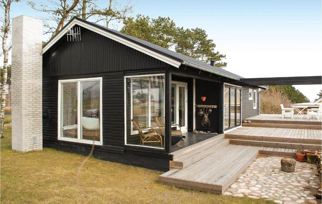 エーベルトフトにあるAwesome Home In Ebeltoft With 3 Bedrooms And Wifiの黒家(ポーチ、デッキ付)