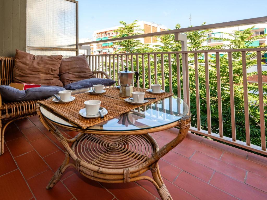 - un balcon avec une table et un canapé dans l'établissement Apartment Zodiak by Interhome, à Pineda de Mar