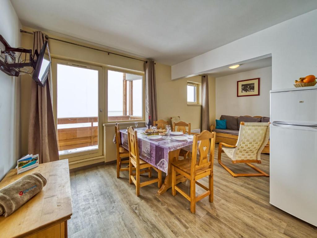 une cuisine et une salle à manger avec une table et un réfrigérateur dans l'établissement Apartment Olympiade 306 by Interhome, à Val Thorens