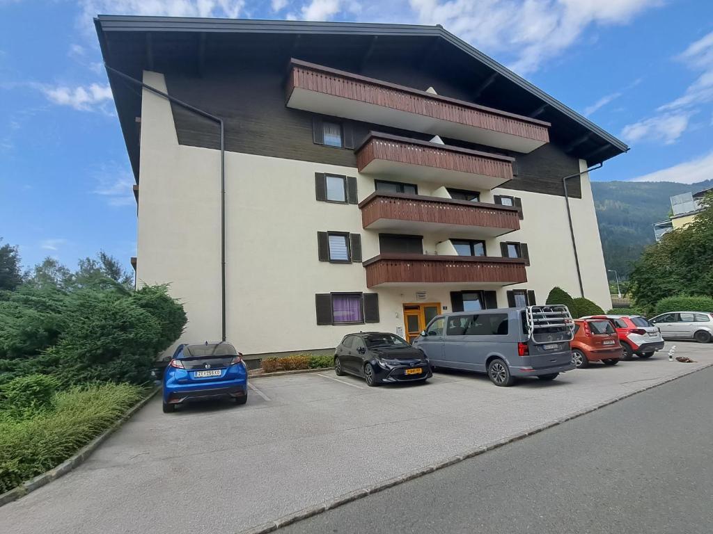 budynek z samochodami zaparkowanymi na parkingu w obiekcie Apartment Kitzblick by Interhome w mieście Zell am See