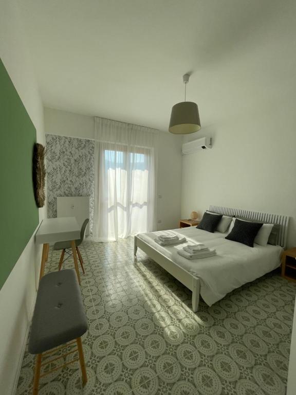 Un pat sau paturi într-o cameră la Green House Calolziocorte