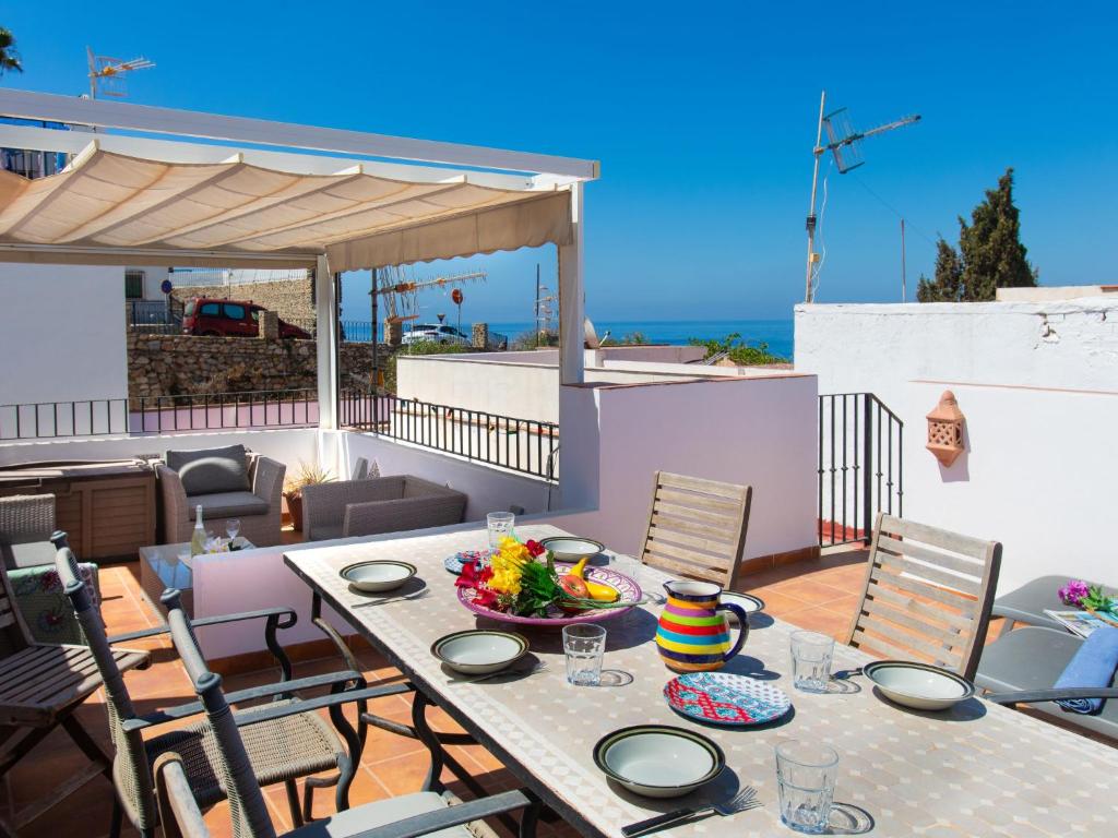 une table avec un bol de nourriture sur une terrasse dans l'établissement Holiday Home Marit by Interhome, à Almuñécar