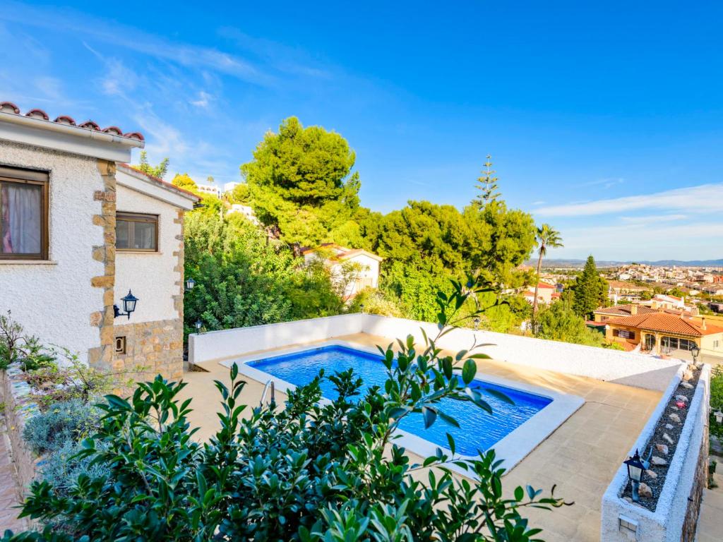 - une piscine dans l'arrière-cour d'une maison dans l'établissement Villa El Refugio-2 by Interhome, à Oropesa del Mar