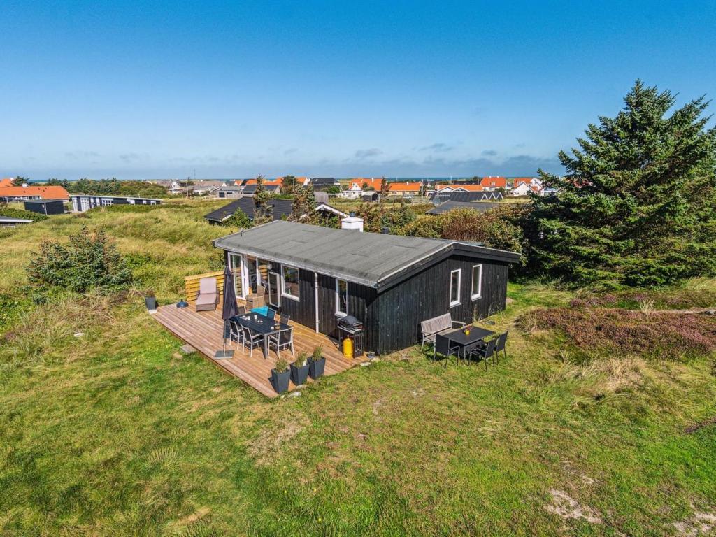een uitzicht over een klein huisje op een heuvel bij Holiday Home Satu - 500m from the sea in NW Jutland by Interhome in Torsted