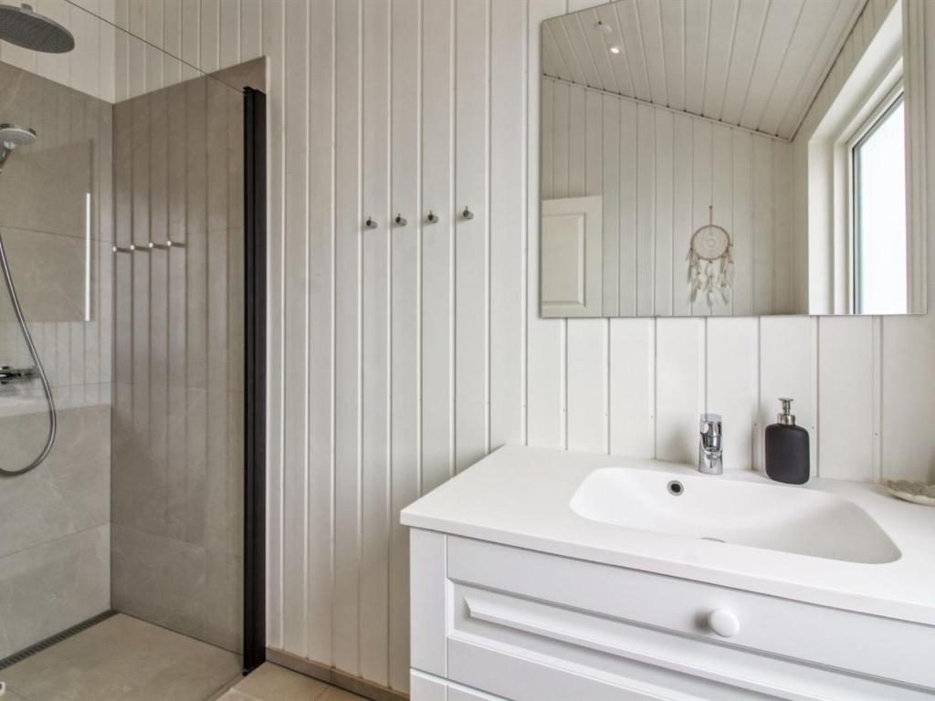 Koupelna v ubytování Holiday Home Alea - 800m from the sea by Interhome