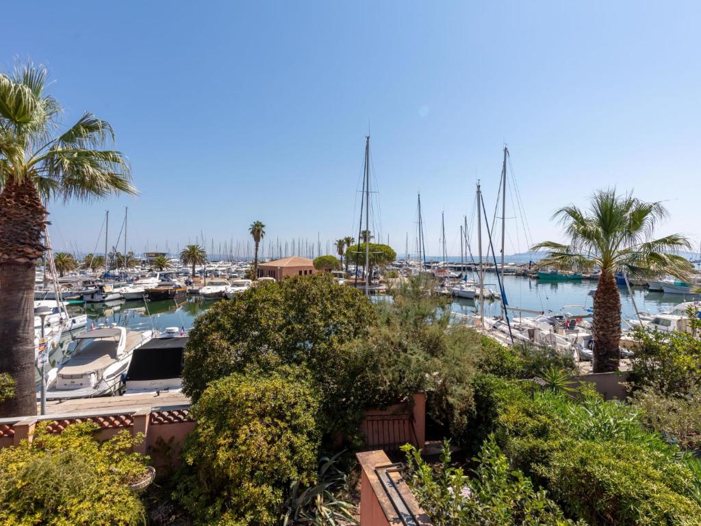 un port de plaisance avec des bateaux dans l'eau et des palmiers dans l'établissement Villa Cantegril by Interhome, à Hyères