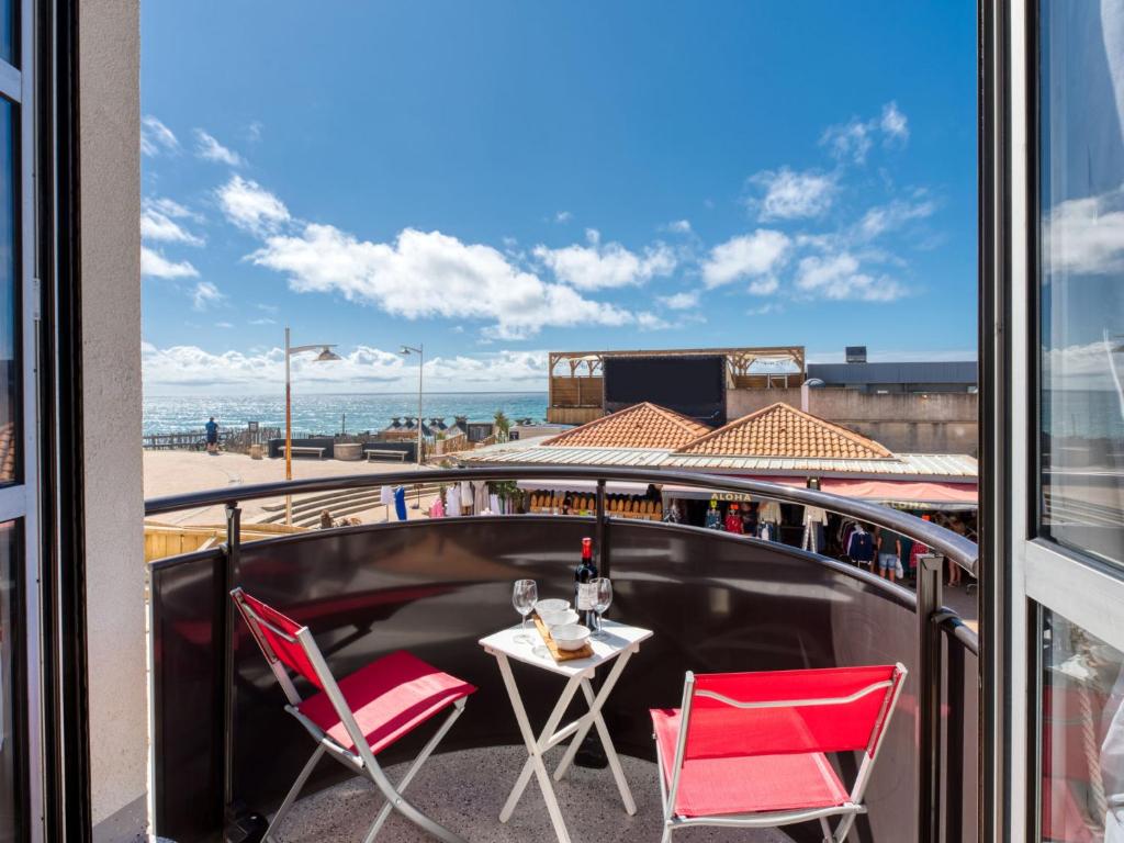 - Balcón con mesa y sillas y vistas a la playa en Apartment Duplex Ortal by Interhome en Lacanau