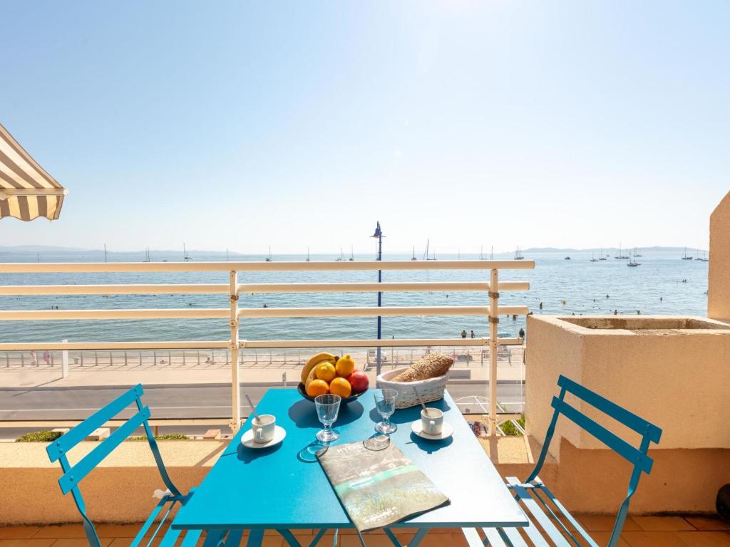 - une table bleue avec des fruits sur le balcon dans l'établissement Studio Bona by Interhome, à Hyères