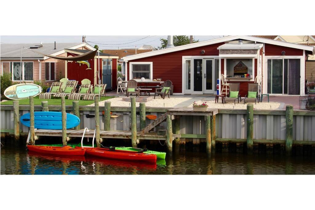 een huis met een dok met boten op het water bij Cozy Cottage on the Lagoon 