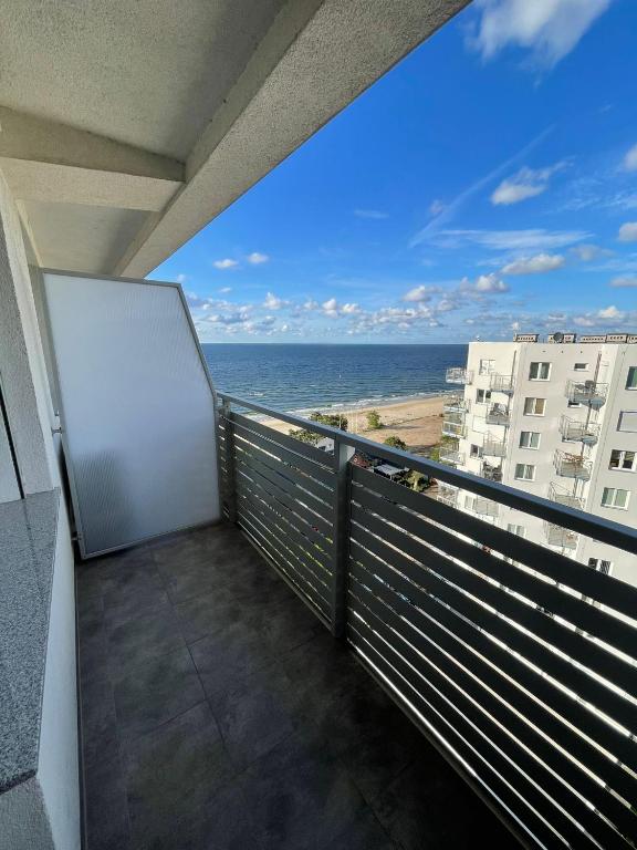 Elle comprend un balcon offrant une vue sur l'océan. dans l'établissement HOLIDAY HOME Slavia New 801 z widokiem na morze, à Międzyzdroje