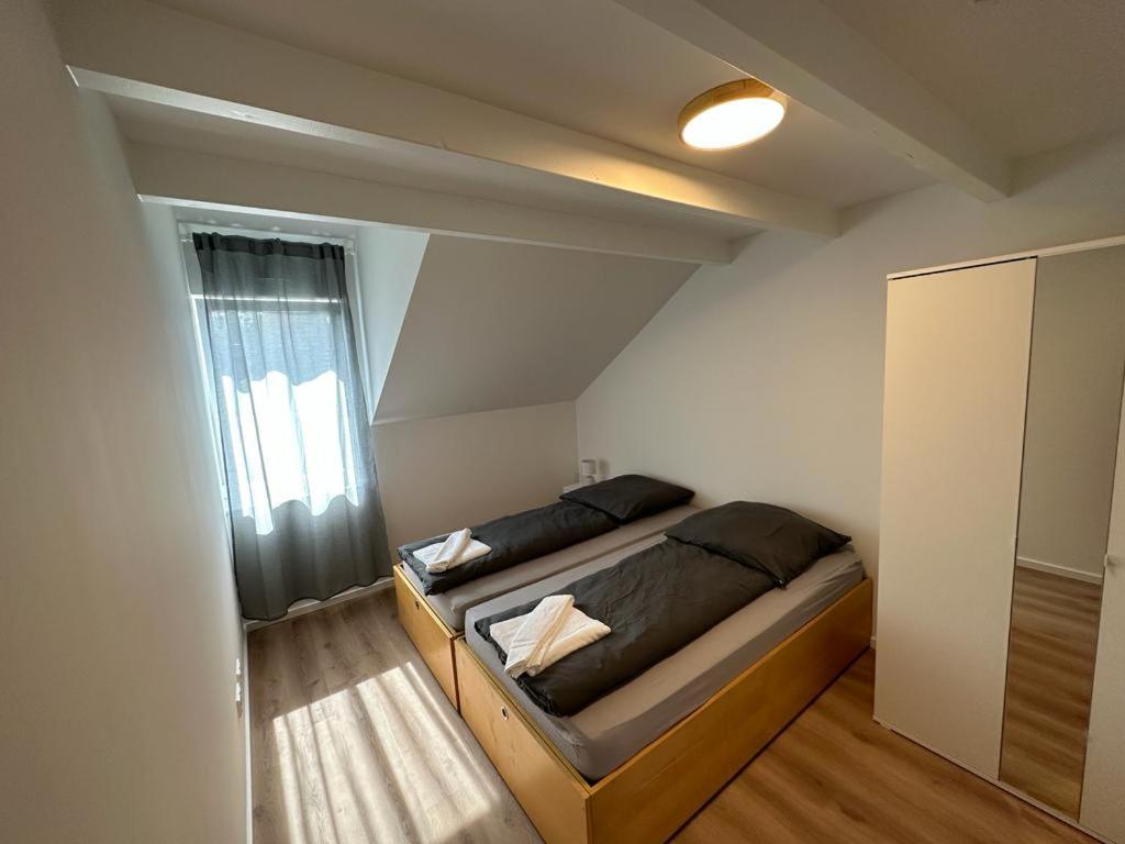 ein Schlafzimmer mit einem Bett in einem Zimmer mit einem Fenster in der Unterkunft NorthWest Apartments in Hamburg