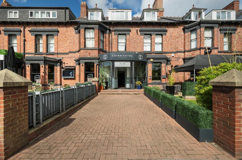 un bâtiment en briques avec une passerelle devant lui dans l'établissement Cairn Hotel Newcastle Jesmond - Part of the Cairn Collection, à Newcastle upon Tyne