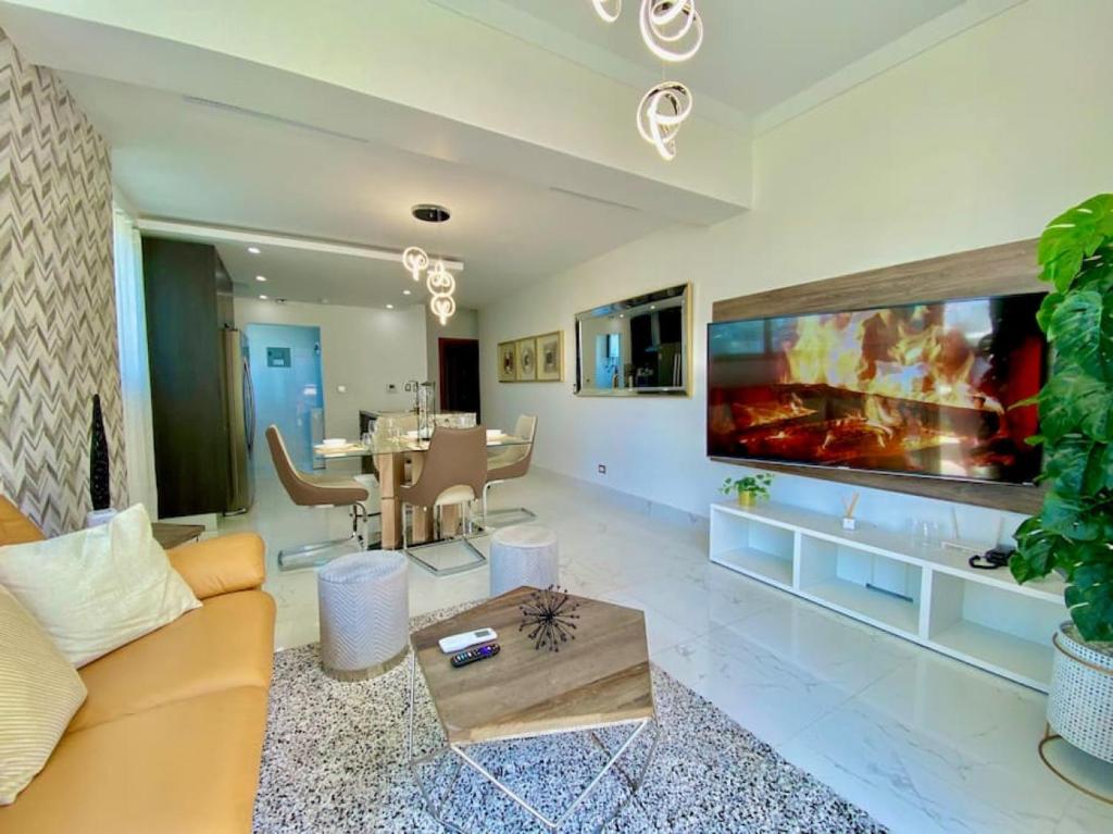 TV a/nebo společenská místnost v ubytování Upscale City Center Condo
