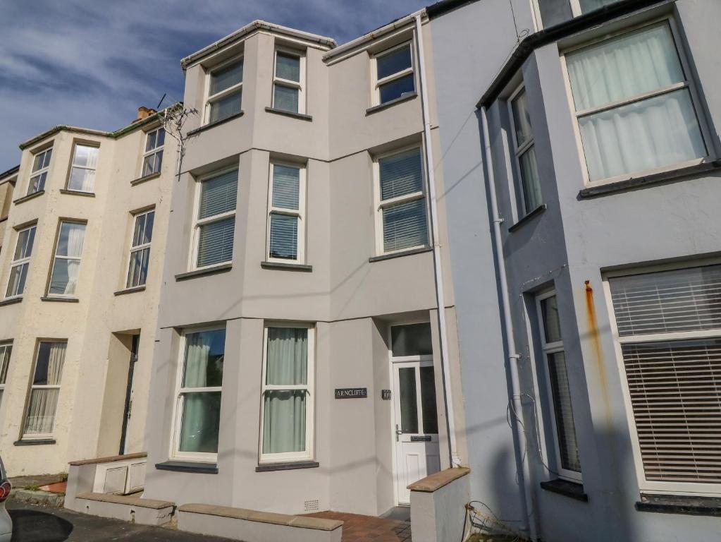 un edificio de apartamentos en la ciudad de Londres en Y Castell Apartment 1, en Criccieth