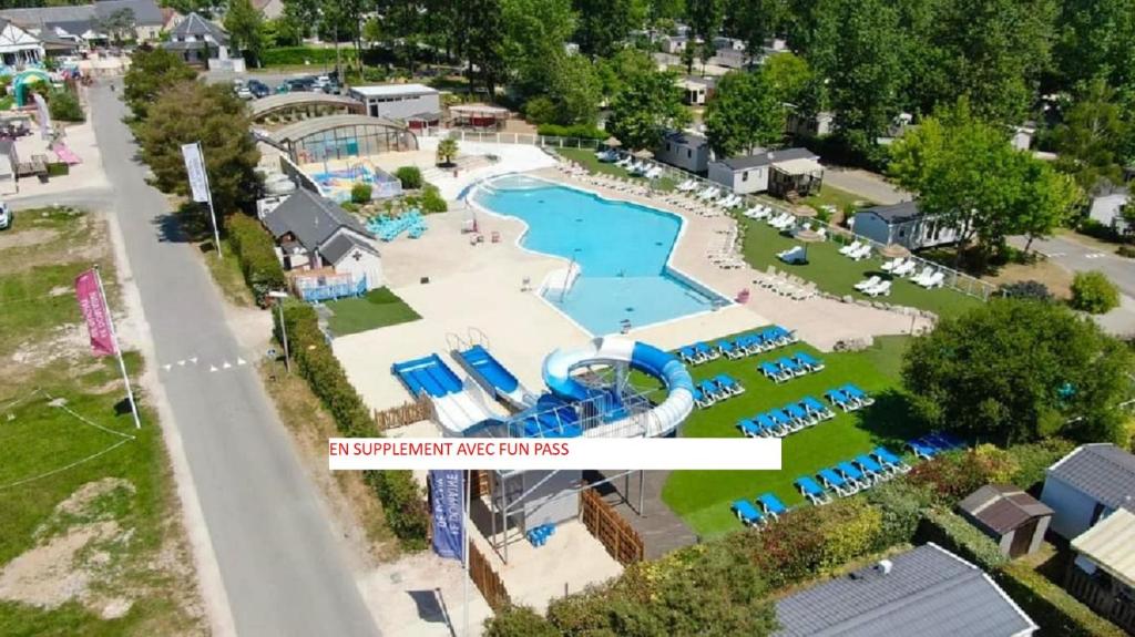 an aerial view of a water park with a pool at SAS MHVACANCES LOUE MOBILHOME 2 CHAMBRES PROCHE CHATEAUX et ZOO BEAUVAL in Onzain