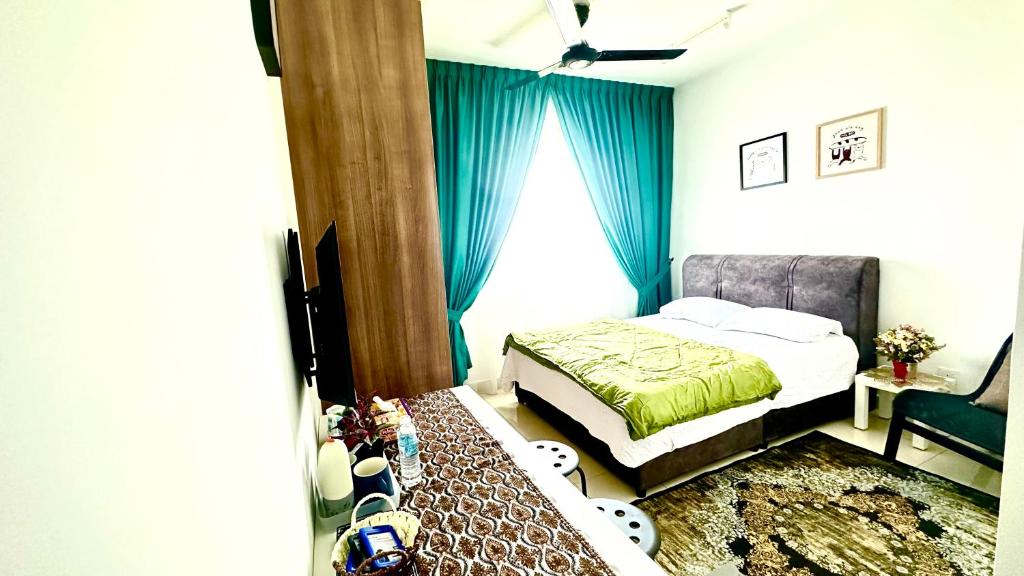 1 dormitorio con cama y ventana en AF Homestay 15mins to KLIA FREE WIFI NETFLIX, en Sepang