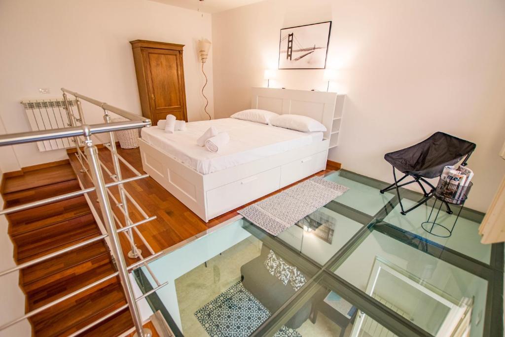 トリエステにあるLa casa di Lùのベッド1台が備わるガラスフロアの客室です。