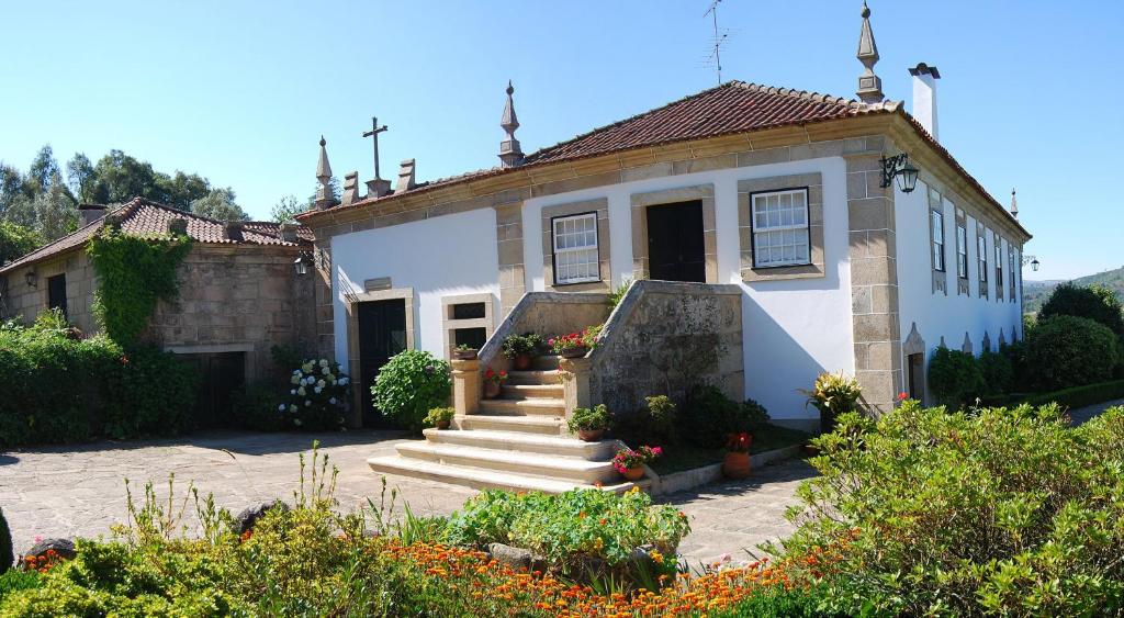 una casa con una scala che porta a esso di Casa De Santa Comba a Cabeceiras de Basto