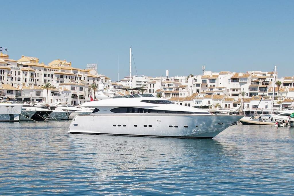 un yate blanco sentado en el agua en un puerto en Super Yacht Located in Puerto Banus, en Marbella