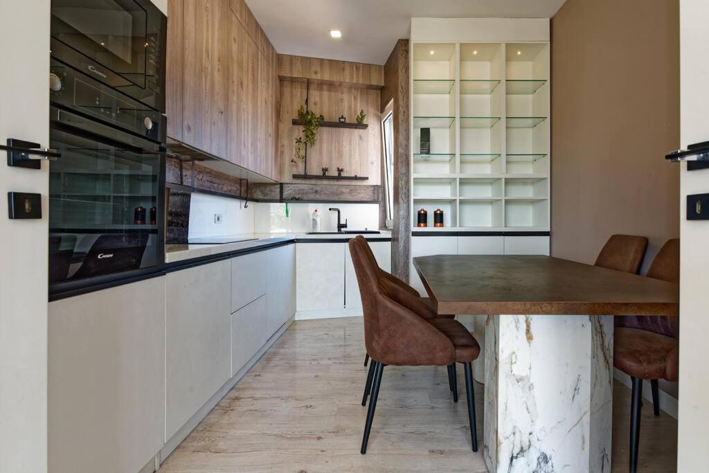 Luxurious Central Apartment - Image 4