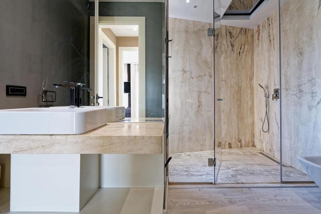 Luxurious Central Apartment - Image 8