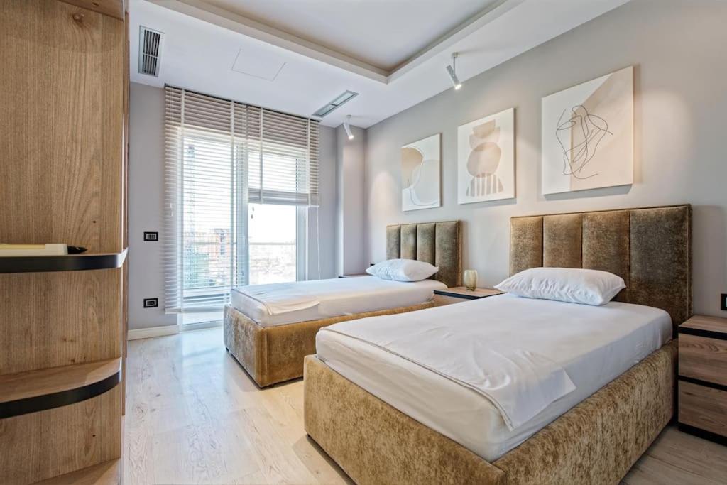Luxurious Central Apartment - Image 2