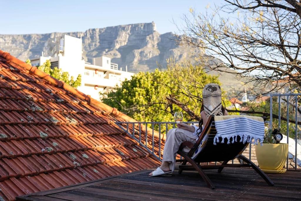 una persona sentada en una mecedora en un techo en The Spirit of the Cape, en Ciudad del Cabo