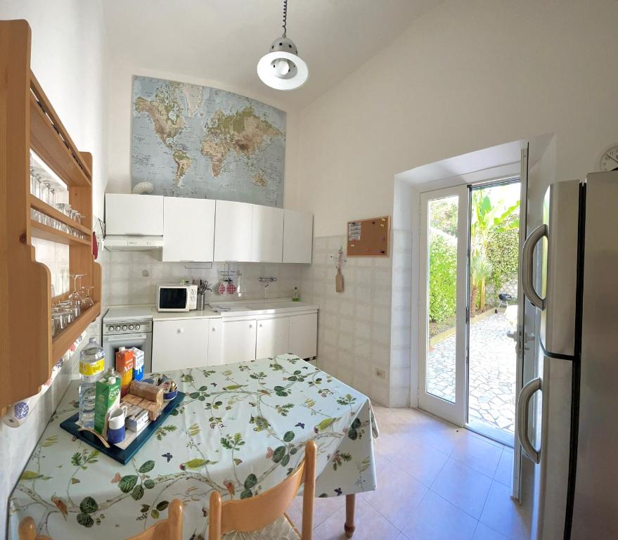 eine Küche mit einem Tisch und einem Tischtuch darauf in der Unterkunft Viareggio ampia casa con giardino in Viareggio